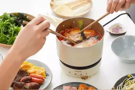 适合1~2人食的小锅，煎、炸、炖、煮样样在行，还能折叠收纳图片
