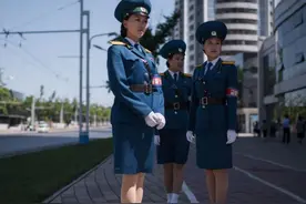 朝鲜也有“电玩城”，娃娃机属于高级货，一玩一下午图片