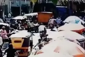 印度官员骑摩托上班，杀手悄声跟随将其当街射杀，疑因工作纠纷图片