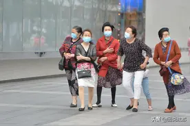 9级大风袭击成都，冷风中美女快哭了图片