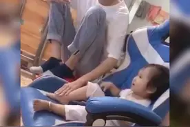 哥哥帮妹妹脚部“按摩”火了，网友：妹妹的架势有点山大王的气势图片