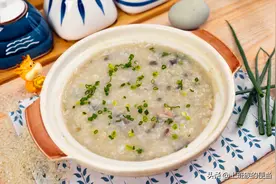 皮蛋粥最正确的做法，鲜香浓郁，老人小孩都爱吃图片