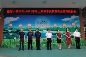 为提高校园师生安全防范意识，特警现场演习擒拿手持刀具“暴徒”图片