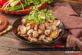 贵州9岁小孩吃饭太浪费，不懂“粮食”珍贵，妈妈带他做农活教育图片