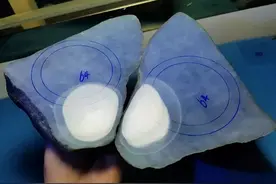 快来欣赏，一块精品南齐翡翠原石起货冰种满紫底的手镯图片