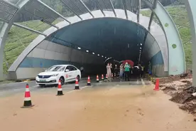 武汉长山隧道出口突发山体滑坡 目前隧道已经恢复通行图片
