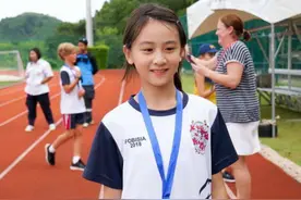 有一种遗传叫“和奶奶长得像”，不止继承了美貌，也还原了神态图片