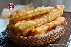 油条火了！不用手揉面，1双筷子全搞定，面团柔软，油条酥香蓬松图片