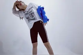 泫雅穿健美裤配高跟鞋大秀美腿，淡妆下笑容灿烂很少女，人间尤物图片