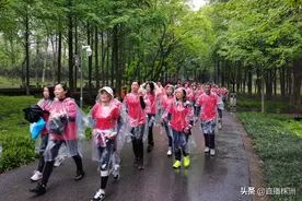 “翼马当先”迷你马拉松赛雨中开跑图片