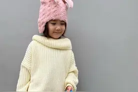 陈冠希复活节晒女儿萌态，Alaia变小兔子笑容治愈，镜头感十足图片