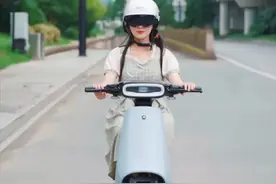 爱玛新款智能电动车，小爱E390智能光感大灯，充一次电跑75公里图片