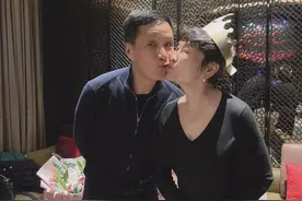 冯远征为67岁妻子庆生，当众接吻似热恋情侣，丁克28年成唯一遗憾图片