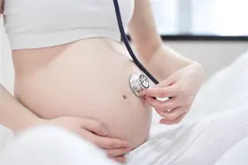 怀孕后，胎动分为三个阶段，处于二阶段时孕妈能看到小脚印图片