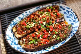 烧烤摊18元1根的烤茄子，自己在家做3根才10元，料足味美，管够图片