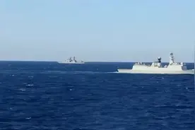 首次！中俄10艘军舰通过日本津轻海峡【三分钟法治新闻全知道】图片