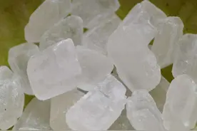 冰糖里面的棉线是什么？买到是亏了还是赚了？看完才恍然大悟图片