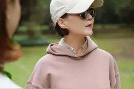 这位老年妈妈的穿搭，真正诠释了时尚与年龄无关，值得借鉴图片