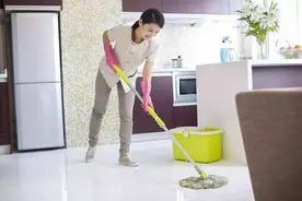 家里请保姆后，9岁儿子总喊困，宝妈看完监控奖励保姆3万块钱图片