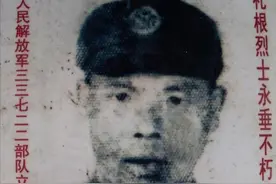 江西老汉在烈士陵园扫墓时，在一墓碑前老泪纵横：这是我的墓啊图片