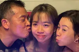 吴毅将夫妇为爱女庆生，嘟嘴夹吻女儿太温馨，18岁吴梓希气质出众图片