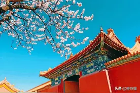 让古建筑和花朵相映成辉，用18张照片对比分析，讲9个摄影技巧图片