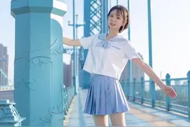 当女生穿上白蓝交织的水手服，这就是对清纯与可爱的完美诠释图片
