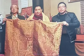 2005年，男子借9万买破袈裟，发现夹层有异物，转手拍出1.3亿图片