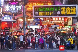 夜色下的成都 街头熙熙攘攘繁华再现图片