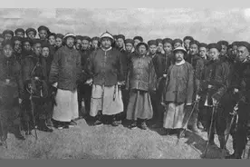 清朝灭亡10多年，民众发现清军仍在此巡逻，清军问：大清真亡了图片