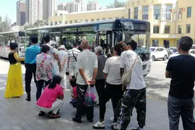 给老年人让座反被嘲讽，倚老卖老应该接受吗？图片