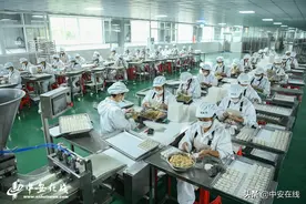 家门口就业包饺子 扶贫车间带动百姓致富图片