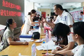 研究生刚入学，就被学哥学姐“欺负”，导师无视，学生该怎么办？图片