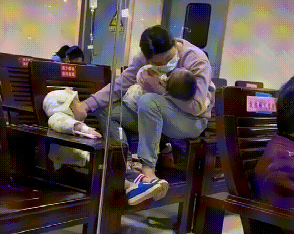 宝妈输液室独自照顾两个宝宝，网友看得鼻头发酸，孩子爸爸呢？图片