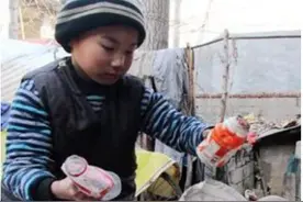 拾荒老人李文达在垃圾箱拾到弃婴，长大后小男孩的话让人听了落泪图片