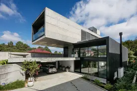 位于斜坡之上的“3D”房屋，像盒子的混凝土住宅图片
