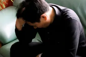 后背、肩膀经常酸痛，僵硬，是什么原因？医生提醒您多留个心眼图片