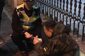 杭州男子陪酒喝醉在街头，醒来抱住妻子崩溃痛哭图片