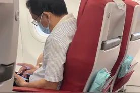 “给我调查她！”头等舱男子辱骂刁难空姐，乘客打抱不平反遭威胁图片
