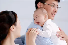 新生宝宝横抱就哭，几个月才能竖抱？爸妈掌握正确姿势是关键图片