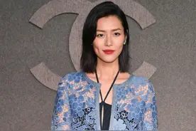 刘雯挑战“无眉妆”，戴墨镜走秀依旧霸气，卸妆后像老了20岁！图片