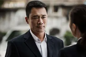 《名义》丁海峰与圈外妻子儿女近照，打虎英雄曾是文艺青年图片