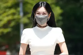 堪称韩国魔女，金素妍一袭白色紧身裙现身，40岁身材比吉娜还耀眼图片