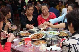 农村办喜事时，客人随礼200元全家都去吃，为何主家还很高兴？图片