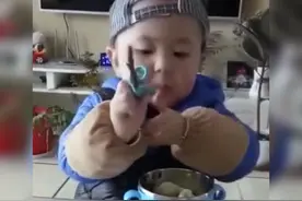 “全网最火2岁吃播萌娃”乖巧吃饭走红，网友：是父母修来的福分图片
