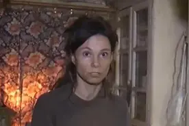 担心外面太危险，俄罗斯母亲囚禁女儿26年，逼其吃猫粮还不让洗澡图片
