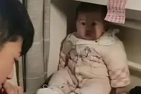 “吉祥物妹妹”火了，被哥哥摆桌子上陪写作业，网友：被表情逗笑图片