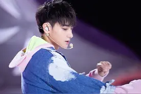 春季牛仔风格的穿搭，黄子韬李现酷帅时尚，白鹿宋茜清新少女图片