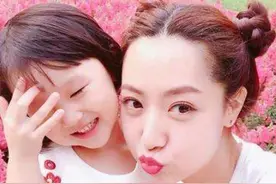 都称赞戚薇的女儿长得漂亮，直到看到白冰的女儿，网友：心动了图片