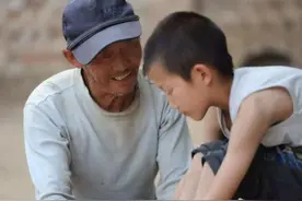 若父母高龄“得子”，作为孩子会是什么体验？有心酸也有温暖图片